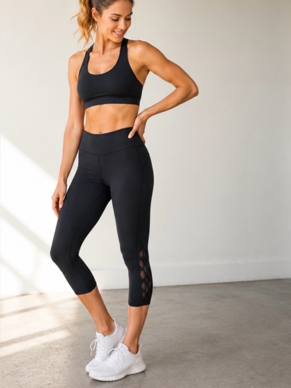 Lululemon Black Cropped Capri Leggings Mesh Cutout Detail Size 6